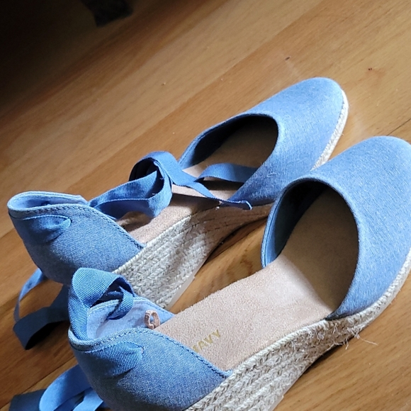 Shoe - Picture 3 of 3